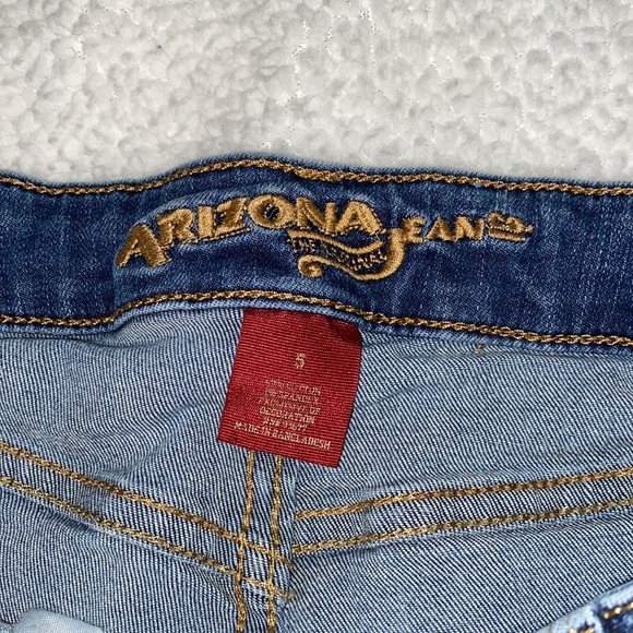 Arizona Jeans Co. mid-rise jean shorts. Size 5. - Picture 2 of 3